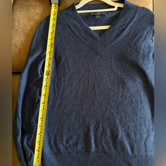 Women’s Brook Bothers Navy V-Neck Sweater - Picture 4 of 5